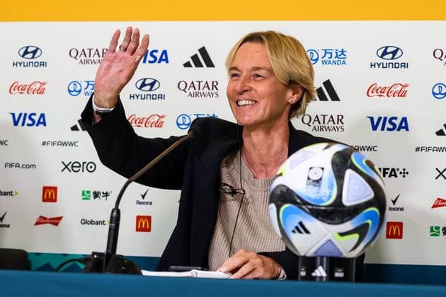 Sport Themen der Woche KW29 Sport Bilder des Tages FIFA Frauen-Weltmeisterschaft 2023: Pressekonferenz Deutschland vor dem Spiel gegen Marokko; 22.07.2023 Martina Voss-Tecklenburg (Bundestrainerin, Deutschland) winkt waehrend der Pressekonferenz FIFA Frauen-Weltmeisterschaft 2023: Pressekonferenz Deutschland vor dem Spiel gegen Marokko; Melbourne Naarm, Melbourne-Rectangular-Stadion, 23.07.2023 *** FIFA Womens World Cup 2023 press conference Germany before match against Morocco 22 07 2023 Martina Voss Tecklenburg national coach, Germany waves during press conference FIFA Womens World Cup 2023 press conference Germany before match against Morocco Melbourne Naarm, Melbourne Rectangular Stadium, 23 07 2023 Copyright: xBEAUTIFULxSPORTS Jonesx