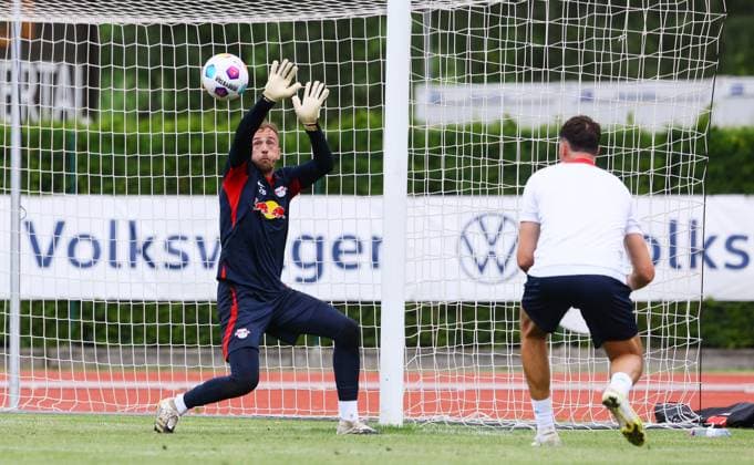 RB Leipzig Italy training camp Bruneck, 22 07 2023, Sportpark Reiperting Reischach, football, RB Leipzig GER Bundesliga training camp in South Tyrol Italy , goalkeeper training In the picture goalkeeper Leopold Zingerle and goalkeeper coach Frederik Gößling Goessling , Picture Point