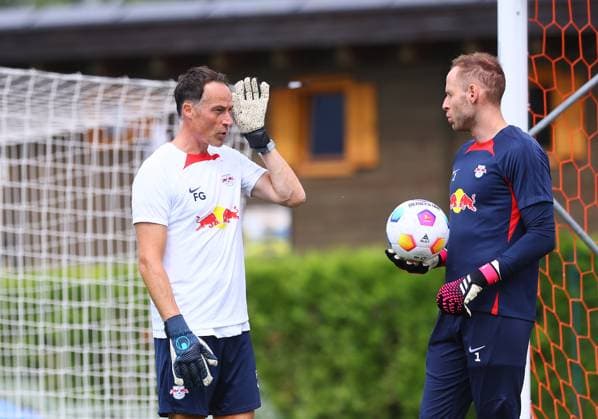 RB Leipzig Italy training camp Bruneck, 22 07 2023, Sportpark Reiperting Reischach, football, RB Leipzig GER Bundesliga training camp in South Tyrol Italy , goalkeeper training In the picture goalkeeper coach Frederik Goessling Goessling and goalkeeper Peter Gulacsi , Picture Point