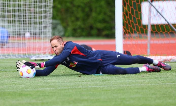 RB Leipzig Italy training camp Bruneck, 22 07 2023, Sportpark Reiperting Reischach, football, RB Leipzig GER Bundesliga training camp in South Tyrol Italy , goalkeeper training In the picture goalkeeper Peter Gulacsi , Picture Point