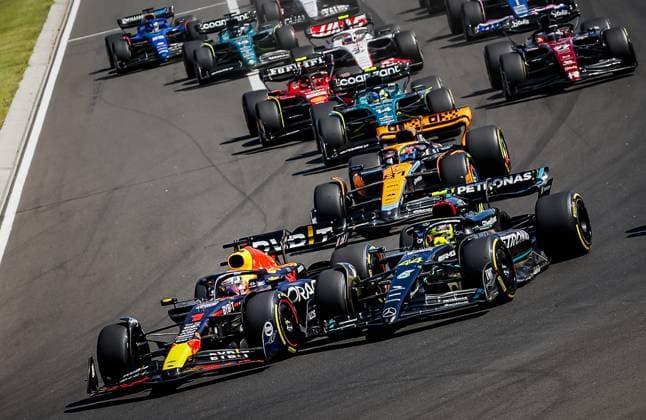 BUDAPEST - Max Verstappen (Red Bull Racing) and Lewis Hamilton (Mercedes) during the Hungarian Grand Prix at the Hungaroring. ANP REMKO DE WAAL F1 Grand Prix of Hungary 2023 xVIxANPxSportx xxANPxIVx 474119661 originalFilename: 474119661.jpg