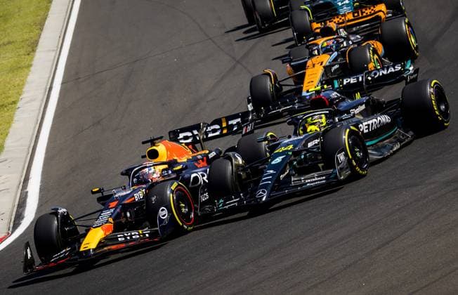 BUDAPEST - Max Verstappen (Red Bull Racing) and Lewis Hamilton (Mercedes) during the Hungarian Grand Prix at the Hungaroring. ANP REMKO DE WAAL F1 Grand Prix of Hungary 2023 xVIxANPxSportx xxANPxIVx 474121108 originalFilename: 474121108.jpg