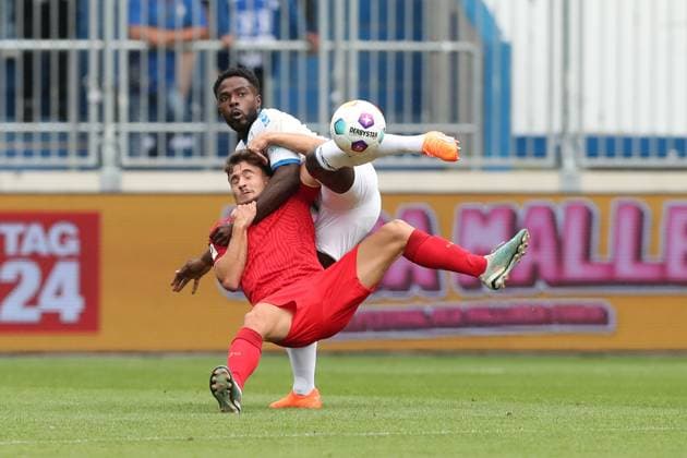 Sport Themen der Woche KW29 Sport Bilder des Tages Daniel Heber (1. FC Magdeburg,15) gegen Ivan Romero (FC Sevilla) - 2. Fußball Bundesliga Saison 2023-2024 Testspiel Sommervorbereitung 1. FC Magdeburg vs FC Sevilla in der MDCC Arena in Magdeburg - Aktion,Fußball,Mann,Männer,Deutschland,23.07.2023 *** Daniel Heber 1 FC Magdeburg,15 vs Ivan Romero FC Sevilla 2 Football Bundesliga season 2023 2024 test match summer preparation 1 FC Magdeburg vs FC Sevilla in the MDCC Arena in Magdeburg action,soccer,man,men,Germany,23 07 2023