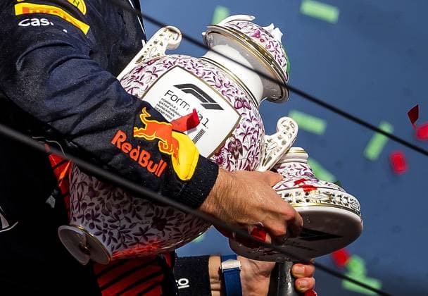 Sport Bilder des Tages BUDAPEST - Max Verstappen (Red Bull Racing) on the podium with his broken trophy after winning the Hungarian Grand Prix at the Hungaroring. ANP REMKO DE WAAL F1 Grand Prix of Hungary 2023 xVIxANPxSportx xxANPxIVx 474125227 originalFilename: 474125227.jpg