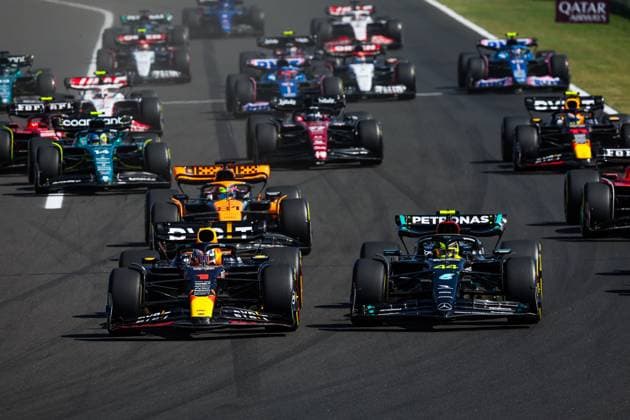 Start of the race: 01 VERSTAPPEN Max (nld), Red Bull Racing RB19, 44 HAMILTON Lewis (gbr), Mercedes AMG F1 Team W14, 81 PIASTRI Oscar (aus), McLaren F1 Team MCL60, action during the 2023 Formula 1 Qatar Airways Hungarian Grand Prix, 11th round of the 2023 Formula One World Championship, WM, Weltmeisterschaft from July 21 to 23, 2023 on the Hungaroring, in Mogyorod, Hungary - F1 - HUNGARIAN GRAND PRIX 2023 - RACE DPPI Panoramic 00123027_G0OD1599