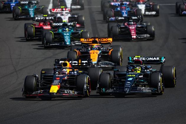 Start of the race: 01 VERSTAPPEN Max (nld), Red Bull Racing RB19, 44 HAMILTON Lewis (gbr), Mercedes AMG F1 Team W14, action during the 2023 Formula 1 Qatar Airways Hungarian Grand Prix, 11th round of the 2023 Formula One World Championship, WM, Weltmeisterschaft from July 21 to 23, 2023 on the Hungaroring, in Mogyorod, Hungary - F1 - HUNGARIAN GRAND PRIX 2023 - RACE DPPI Panoramic 00123027_G0OD1609