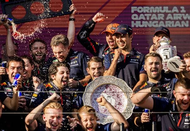 BUDAPEST - Max Verstappen (Red Bull Racing) and Sergio Perez (Red Bull Racing) take a team photo after the Hungarian Grand Prix at the Hungaroring. ANP REMKO DE WAAL F1 Grand Prix of Hungary 2023 xVIxANPxSportx xxANPxIVx 474129454 originalFilename: 474129454.jpg