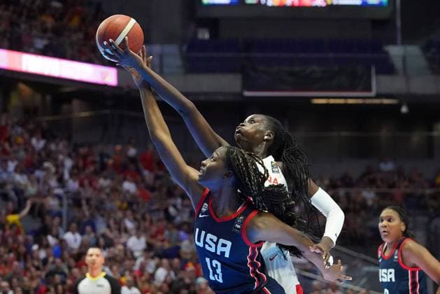 Bilder des Jahres 2023, Sport 07 Juli Sport Themen der Woche KW29 Sport Bilder des Tages Spain s Awa Fam (r) and USA s Joyce Edwards during FIBA U19 Women World Cup 2023 Final match. July 23,2023. (20230723310)