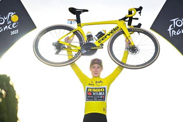 Bilder des Jahres 2023, Sport 07 Juli Sport Themen der Woche KW29 Sport Bilder des Tages Jonas Vingegaard Wins Second Successive Tour De France - Paris Jonas Vingegaard (Jumbo-Visma) with the yellow jersey during the stage 21 of the Tour de France 2023 cycling race on Avenue des Champs-Elysees on July 23, 2023 in Paris, France. Photo by Victor Joly ABACAPRESS.COM Paris France  Copyright: xJolyxVictor ABACAx 861706_085 JolyxVictor ABACAx 861706_085