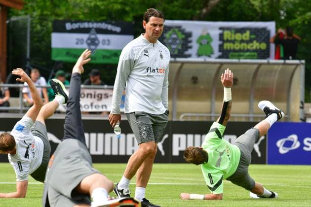 Sport Themen der Woche KW30 Sport Bilder des Tages 24.07.2023; Rottach-Egern; Fussball, Herren, Saison 2023 2024, Trainingslager Borussia Moenchengladbach Gerardo Seoane (Trainer Gladbach) inmitten seiner Spieler DFL regulations prohibit any use of photographs as image sequences and or quasi-video. Stadion Am Birkenmoos Bayern Deutschland *** 24 07 2023 Rottach Egern football, men, season 2023 2024, training camp Borussia Moenchengladbach Gerardo Seoane coach Gladbach amid his players DFL regulations prohibit any use of photographs as image sequences and or quasi video Stadion Am Birkenmoos Bavaria Germany