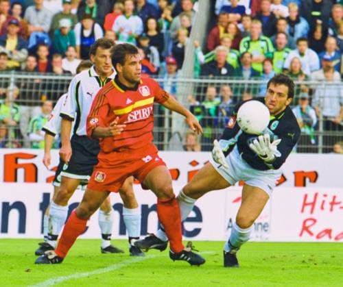 Aus 1. BL. Saison 1999 2000 VfL Wolfsburg gegen Bayer 04 Leverkusen 3:1 am 02.10.1999 im alten VfL Stadion. Im Foto: WOB TW Claus Reitmayer vor Ulf Kirsten sowie Frank Greiner *** From 1 BL season 1999 2000 VfL Wolfsburg against Bayer 04 Leverkusen 3 1 on 02 10 1999 in the old VfL stadium In the photo WOB TW Claus Reitmayer before Ulf Kirsten as well as Frank Greiner