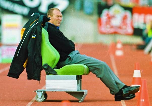 Aus 1. BL. Saison 1999 2000 VfL Wolfsburg gegen Bayer 04 Leverkusen 3:1 am 02.10.1999 im alten VfL Stadion. Im Foto: WOB Trainer Wolfgang Wolf *** From 1 BL season 1999 2000 VfL Wolfsburg against Bayer 04 Leverkusen 3 1 on 02 10 1999 in the old VfL stadium In photo WOB coach Wolfgang Wolf