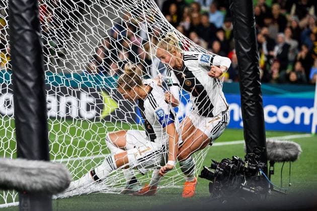Sport Themen der Woche KW30 Sport Bilder des Tages FIFA Frauen-Weltmeisterschaft 2023: Deutschland - Marokko; 24.07.2023 Alexandra Popp (Deutschland, 11) und Lea Schueller (Deutschland, 7) landen nach dem Eckball im Tornetz FIFA Frauen-Weltmeisterschaft 2023: Deutschland - Marokko; Melbourne Naarm, Melbourne-Rectangular-Stadion, 23.07.2023 *** FIFA Womens World Cup 2023 Germany Morocco 24 07 2023 Alexandra Popp Germany, 11 and Lea Schueller Germany, 7 land in goal net after corner FIFA Womens World Cup 2023 Germany Morocco Melbourne Naarm, Melbourne Rectangular Stadium, 23 07 2023. Copyright: xBEAUTIFULxSPORTS Jonesx