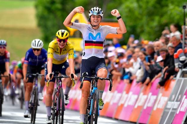 Sport Themen der Woche KW30 Sport Bilder des Tages Liane Lippert Etappe 2 Tour de France Femmes 2023 Liane Lippert (Deutschland, Movistar Team) gewinnt 2. Etappe Tour de France Femmes avec Zwift 2023 über 151,97 Kilometer von Clermont-Ferrand nach Mauriac am 24. Juli 2023 vor Lotte Kopecky (TEAM SD WORX) Frauen Rundfahrt für Profi Radsportlerinnen. *** Liane Lippert stage 2 Tour de France Femmes 2023 Liane Lippert Germany, Movistar Team wins 2 stage Tour de France Femmes avec Zwift 2023 over 151.97 kilometers from Clermont Ferrand to Mauriac on July 24, 2023 ahead of Lotte Kopecky TEAM SD WORX Womens Tour for Professional Cyclists
