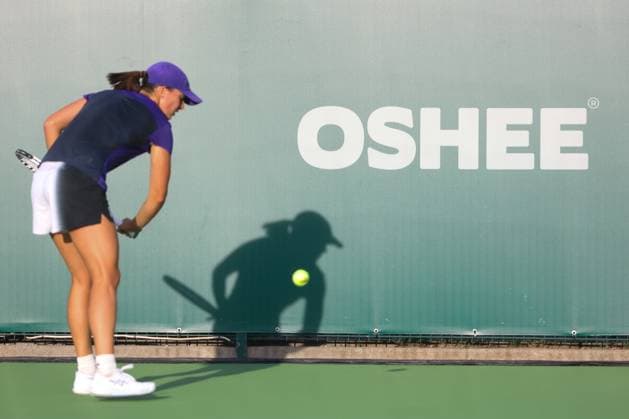 WARSZAWA 24.07.2023 TURNIEJ TENISOWY BNP PARIBAS WARSAW OPEN 2023 --- WOMENS WTA, Tennis Damen 250 TENNIS TOURNAMENT BNP PARIBAS WARSAW OPEN TRENING IGA SWIATEK OSHEE CIEN SHADOW REKLAMA FOT. ANNA KLEPACZKO FOTOPYK NEWSPIX.PL --- Newspix.pl  230724LUM145
