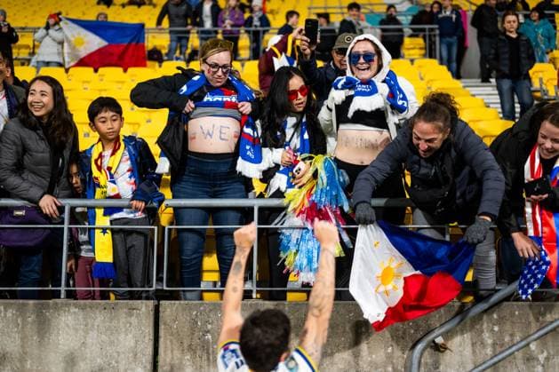 230725 Tahnai Annis of Philippines celebrates with fans after the FIFA Women s World Cup match between New Zealand and Philippines on July 25, 2023 in Wellington. Photo: Mathias Bergeld BILDBYRAN kod MB MB0644 fotboll football soccer fotball fotbolls-vm världsmästerskap vm fifa womens world cup new zealand philippines dam bbeng filippinerna nya zeeland jubel publik *** 230725 Tahnai Annis of Philippines celebrates with fans after the FIFA Womens World Cup match between New Zealand and Philippines on July 25, 2023 in Wellington Photo Mathias Bergeld BILDBYRAN code MB MB0644 football soccer football soccer football world cup world championship world cup fifa womens world cup new zealand philippines dam bbeng philippines new zealand cheering crowd  Copyright: MATHIASxBERGELD BB230725MB135