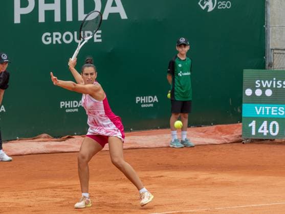 25 07 2023, Lausanne, Tennis Club Stade Lausanne, Ladies Open Lausanne Sara Sorribes Tormo Susan Bandecchi, Susan Bandecchi playing the ball Lausanne Tennis Club Stade Lausanne Vaud Switzerland  Copyright: xJustPictures.ch MayaxCretegnyx