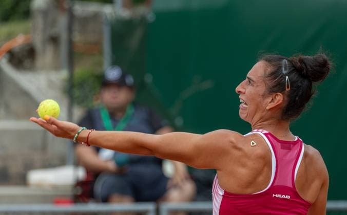 25 07 2023, Lausanne, Tennis Club Stade Lausanne, Ladies Open Lausanne Sara Sorribes Tormo Susan Bandecchi, Susan Bandecchi serving Lausanne Tennis Club Stade Lausanne Vaud Switzerland  Copyright: xJustPictures.ch MayaxCretegnyx