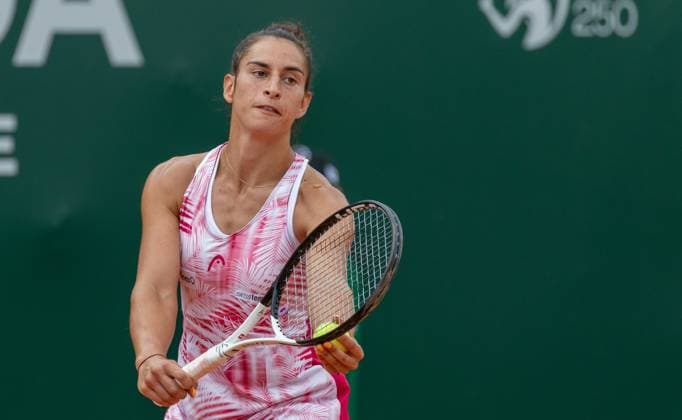 25 07 2023, Lausanne, Tennis Club Stade Lausanne, Ladies Open Lausanne Sara Sorribes Tormo Susan Bandecchi, Susan Bandecchi serving Lausanne Tennis Club Stade Lausanne Vaud Switzerland  Copyright: xJustPictures.ch MayaxCretegnyx
