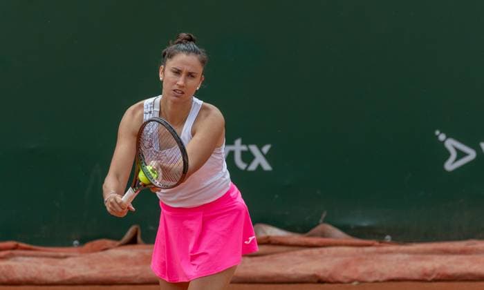 25 07 2023, Lausanne, Tennis Club Stade Lausanne, Ladies Open Lausanne Sara Sorribes Tormo Susan Bandecchi, Sara Sorribes Tormo serving Lausanne Tennis Club Stade Lausanne Vaud Switzerland  Copyright: xJustPictures.ch MayaxCretegnyx