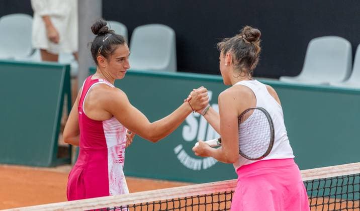 25 07 2023, Lausanne, Tennis Club Stade Lausanne, Ladies Open Lausanne Sara Sorribes Tormo Susan Bandecchi, Susan Bandecchi congratulating the winner Sara Sorribes Tormo Lausanne Tennis Club Stade Lausanne Vaud Switzerland  Copyright: xJustPictures.ch MayaxCretegnyx