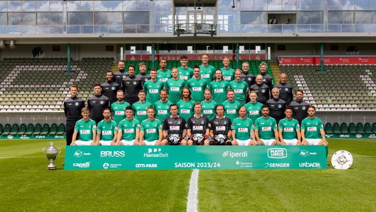 VfB Lübeck, 3 Liga, portrait date 2023 2024, team photo, Top row from left Physiotherapist Matthias Stobbe, Physiotherapist Max von Fritschen, Cyrill Akono, Mats Facklam, Jannik Löhden, Tommy Grupe, Team doctor Dr Ulf Seidel, Team doctor Dr Bernd Staden Second top row from left Athletic trainer Gianluca Fraternali, Goalkeeping trainer Arvid Schenk, Noah Plume, Hanno Behrens, Sören Reddemann, Niklas Kastenhofer, Kimmo Hovi, Zeugwart Ulrich Lenz, Zeugwart Horst Plieske Third top row from left Head coach Lukas Pfeiffer, Co-coach Bastian Reinhardt, Jan Marc Schneider, Marius Hauptmann, Ulrich Taffertshofer, Felix Drinkuth, Janek Sternberg, Florian Egerer, Leon Sommer, Co-coach Lars Hopp, Team Manager Daniel Pauls Bottom row from left Robin Velasco, Manuel Farrona Pulido, Mattis Daube, Morten Rüdiger, Florian Kirschke, Philipp Klewin, Gavin Didzilatis, Marvin Thiel, Tarik Gözüsirin, Mirko Boland, Robin Kölle Lübeck Schleswig Holstein Germany Stadion Lohmühle Copyright: xAgentur54GradFelixxKoenigx