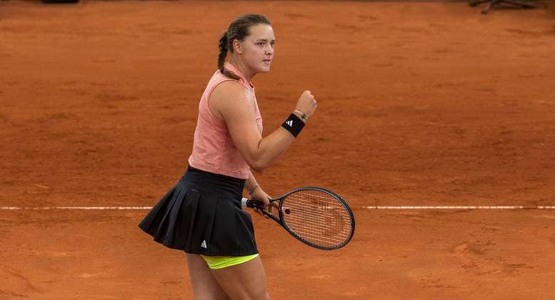 26 7 2023, GER, tennis, women, Hamburg European Open 2023, WTA, doubles, 2 round, Jule Niemeier Germany Yulia Putinseva Kazakhstan Jule Niemeier Germany cheers Hamburg Rothenbaum Stadium Hamburg Germany
