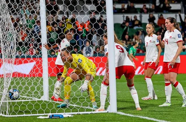 2023 FIFA Women s World Cup Group B, Perth Rectangular Stadium, Perth, Australia 26 7 2023 Canada vs Republic of Ireland WNT Ireland™s Katie McCabe scores their first goal directly from a corner kick despite Canada goalkeeper Kailen Sheridan Katie McCabe scores their first goal directly from a corner kick despite Kailen Sheridan 26 7 2023  Copyright: x INPHO RyanxByrnex IMGL2961