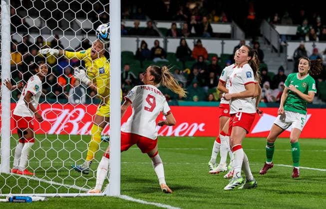 2023 FIFA Women s World Cup Group B, Perth Rectangular Stadium, Perth, Australia 26 7 2023 Canada vs Republic of Ireland WNT Ireland™s Katie McCabe scores their first goal directly from a corner kick despite Canada goalkeeper Kailen Sheridan Katie McCabe scores their first goal directly from a corner kick despite Kailen Sheridan 26 7 2023  Copyright: x INPHO RyanxByrnex IMGL2949