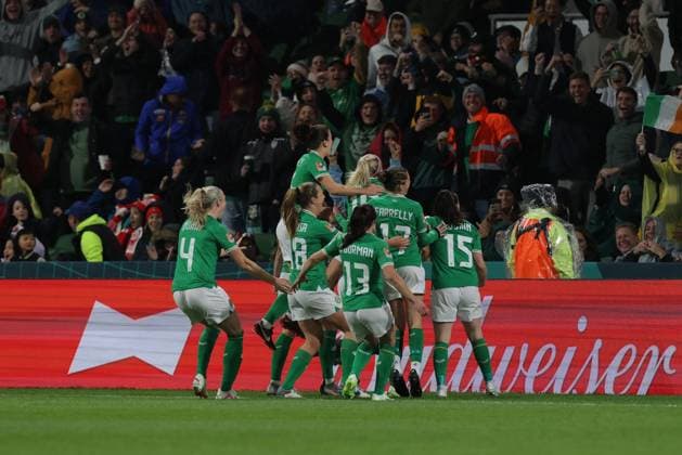 WWC23 CANADA IRELAND, Ireland celebrate after Katie McCabe scored during the FIFA Women s World Cup match between Canada and Republic of Ireland at the Perth Rectangular Stadium in Perth, Wednesday, July 26, 2023. ( NO ARCHIVING, EDITORIAL USE ONLY, NO USE IN BOOKS WITHOUT CONSENT PERTH WESTERN AUSTRALIA AUSTRALIA  Copyright: xRICHARDxWAINWRIGHTx 20230726001824422797