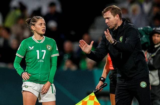 2023 FIFA Women s World Cup Group B, Perth Rectangular Stadium, Perth, Australia 26 7 2023 Canada vs Republic of Ireland WNT Ireland assistant manager Tom Elmes speaks with Sinead Farrelly Tom Elmes speaks with Sinead Farrelly 26 7 2023  Copyright: x INPHO RyanxByrnex RB1_6595