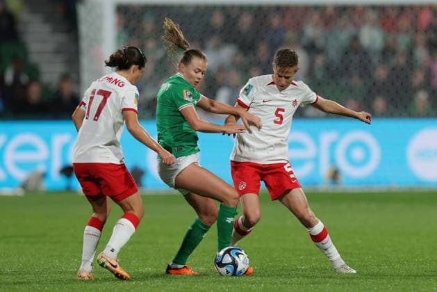 WWC23 CANADA IRELAND, Ruesha Littlejohn of the Republic of Ireland comes under pressure from Jessie Fleming and Quinn of Canada during the FIFA Women s World Cup match between Canada and Republic of Ireland at the Perth Rectangular Stadium in Perth, Wednesday, July 26, 2023. ( NO ARCHIVING, EDITORIAL USE ONLY, NO USE IN BOOKS WITHOUT CONSENT PERTH WESTERN AUSTRALIA AUSTRALIA  Copyright: xRICHARDxWAINWRIGHTx 20230726001824426985