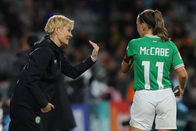 WWC23 CANADA IRELAND, Republic of Ireland s coach Vera Pauw speaks with Katie McCabe of the Republic of Ireland during the FIFA Women s World Cup match between Canada and Republic of Ireland at the Perth Rectangular Stadium in Perth, Wednesday, July 26, 2023. ( NO ARCHIVING, EDITORIAL USE ONLY, NO USE IN BOOKS WITHOUT CONSENT PERTH WESTERN AUSTRALIA AUSTRALIA  Copyright: xRICHARDxWAINWRIGHTx 20230726001824427567