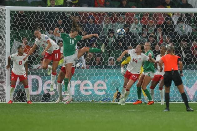 WWC23 CANADA IRELAND, Evelyne Viens of Canada and Kyra Carusa of the Republic of Ireland during the FIFA Women s World Cup match between Canada and Republic of Ireland at the Perth Rectangular Stadium in Perth, Wednesday, July 26, 2023. ( NO ARCHIVING, EDITORIAL USE ONLY, NO USE IN BOOKS WITHOUT CONSENT PERTH WESTERN AUSTRALIA AUSTRALIA  Copyright: xRICHARDxWAINWRIGHTx 20230726001824441592