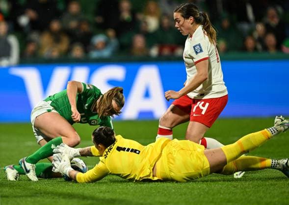 (230726) -- PERTH, July 26, 2023 -- Goalkeeper Kailen Sheridan (C) of Canada blocks Kyra Carusa (L) of Ireland during the group B match between Canada and Ireland at the 2023 FIFA Women s World Cup in Perth, Australia, July 26, 2023. ) (SP)AUSTRALIA-PERTH-FIFA-2023 WOMEN S WORLD CUP-GROUP B-CAN VS IRE MaoxSiqian 