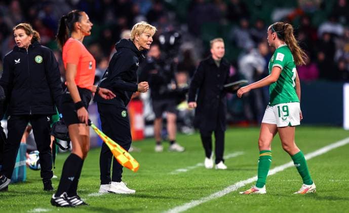 2023 FIFA Women s World Cup Group B, Perth Rectangular Stadium, Perth, Australia 26 7 2023 Canada vs Republic of Ireland WNT Ireland manager Vera Pauw speaks with Abbie Larkin Vera Pauw speaks with Abbie Larkin 26 7 2023  Copyright: x INPHO RyanxByrnex RB1_9972