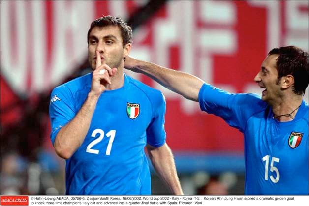 35726 06 Hahn-Liewig ABACA. 35726-6. Daejon-South Korea. 18 06 2002. Football World cup 2002 - Italy - Korea 1-2 . Korea s Ahn Jung Hwan scored a dramatic golden goal to knock three-time champions Italy out and advance into a quarter-final battle with Spain. Pictured: VIERI Christian & IULIANO Mark  Copyright: xHahn-Liewig ABACAx 35726_06 Hahn-Liewig ABACAx 35726_06