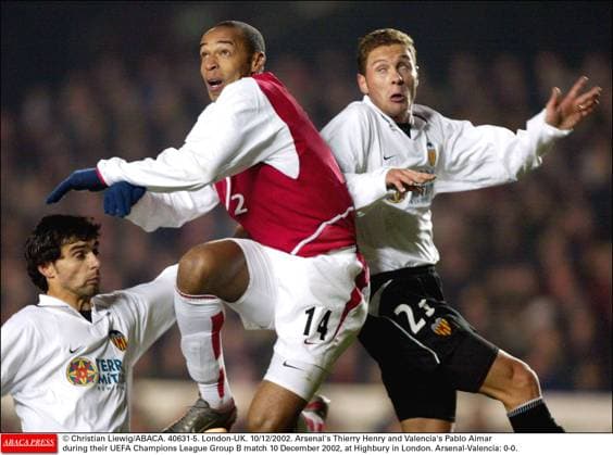 40631 05 Christian Liewig ABACA. 40631-5. London-UK. 10 12 2002. Arsenal s Thierry Henry and Valencia s Pablo Aimar during their UEFA Champions League Group B match 10 December 2002, at Highbury in London. Arsenal-Valencia: 0-0.  Copyright: xLiewigxChristian ABACAx 40631_05 LiewigxChristian ABACAx 40631_05