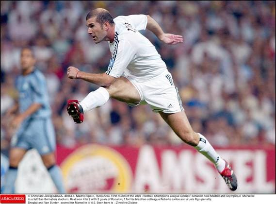 49943 05 Christian Liewig ABACA. 49943-5. Madrid-Spain, 16 09 2003. First round of the 2003 Football Champions League Group F between Real Madrid and Olympique Marseille in a full San Bernabeu stadium. Real won 4 to 2 with 2 goals of Ronaldo, 1 for his brazilian colleague Roberto carlos and a Luis Figo penalty. Drogba and Van Buyten scored for Marseille to 4-2. Seen here is : Zinedine Zidane  Copyright: xLiewigxChristian ABACAx 49943_05 LiewigxChristian ABACAx 49943_05