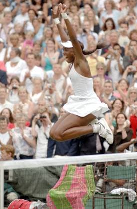 Tennis File Pictures US tennis player Venus Williams defeats US player Lindsay Davenport, 4-6, 7-6, 9-7, at the Wimbledon Tennis Tournament finale, in London, UK, July 2, 2005. Photo by Corinne Dubreuil CAMELEON ABACAPRESS.COM London  Copyright: xDubreuilxCorinne ABACAx 80533_07 DubreuilxCorinne ABACAx 80533_07