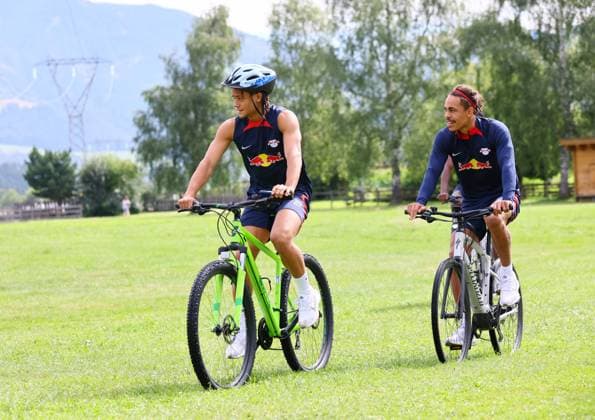 RB Leipzig Italy training camp Bruneck, 27 07 2023, Sportpark Reiperting Reischach, Football, RB Leipzig GER Bundesliga training camp in South Tyrol Italy , In picture v l Xavi Simons and Yussuf Poulsen , Picture Point