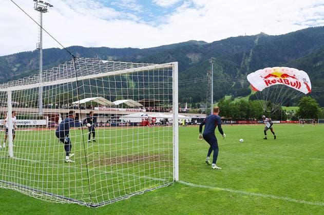 RB Leipzig Italy training camp Bruneck, 27 07 2023, Sportpark Reiperting Reischach, Football, RB Leipzig GER Bundesliga training camp in South Tyrol Italy , In the picture Red Bull parachutist landed on the training field and converted from the penalty spot , Picture Point