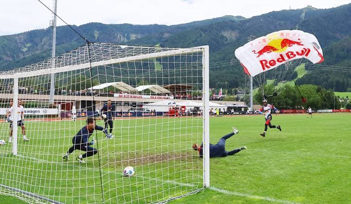 RB Leipzig Italy training camp Bruneck, 27 07 2023, Sportpark Reiperting Reischach, Football, RB Leipzig GER Bundesliga training camp in South Tyrol Italy , In the picture Red Bull parachutist landed on the training field and converted from the penalty spot , Picture Point