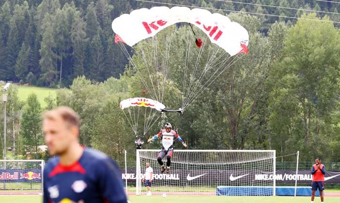 RB Leipzig Italy training camp Bruneck, 27 07 2023, Sportpark Reiperting Reischach, football, RB Leipzig GER Bundesliga training camp in South Tyrol Italy , In the picture Red Bull parachutists landed on the training field , Picture Point