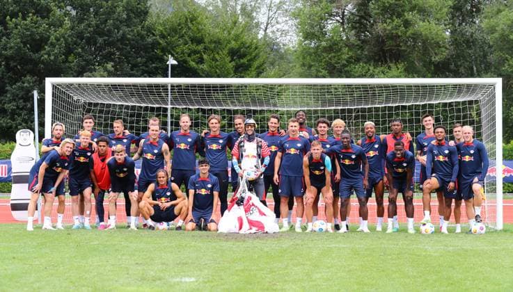 RB Leipzig Italy training camp Bruneck, 27 07 2023, Sportpark Reiperting Reischach, football, RB Leipzig GER Bundesliga training camp in South Tyrol Italy , In the picture Red Bull parachutist and team , Picture Point