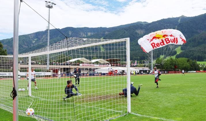 RB Leipzig Italy training camp Bruneck, 27 07 2023, Sportpark Reiperting Reischach, Football, RB Leipzig GER Bundesliga training camp in South Tyrol Italy , In the picture Red Bull skydiver Max from the RED BULL SKYDIVE TEAM landed on the training field and converted from the penalty spot , Picture Point