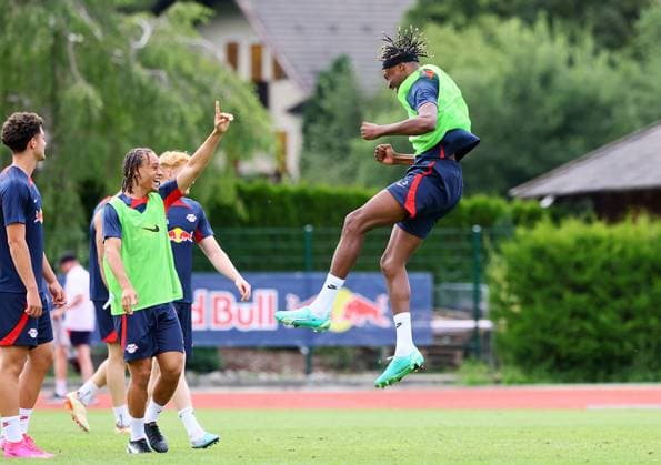 RB Leipzig Italy training camp Bruneck, 27 07 2023, Sportpark Reiperting Reischach, football, RB Leipzig GER Bundesliga training camp in South Tyrol Italy , In picture Mohamed Simakan, goal celebration Li teammate Xavi Simons , Picture Point