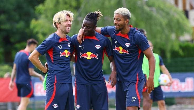 RB Leipzig Italy training camp Bruneck, 27 07 2023, Sportpark Reiperting Reischach, Football, RB Leipzig GER Bundesliga training camp in South Tyrol Italy , In the picture from l Kevin Kampl, Amadou Haidara and Benjamin Henrichs , Picture Point