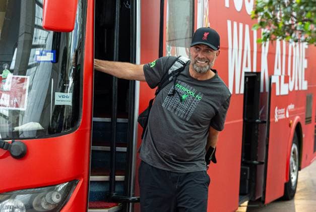 Football - Pre-Season - Liverpool FC Arrive in Singapore SINGAPORE - Friday, July 28, 2023: Liverpool s manager Jürgen Klopp arrives at the Ritz-Carlton Hotel in Singapore ahead of the Singapore Festival of Football pre-season tournament. SINGAPORE Ritz-Carlton Hotel SINGAPORE SINGAPORE  Copyright: xPropagandaxPhotoxAgencyx P2023-07-28-Liverpool_Preseason_Asia-4