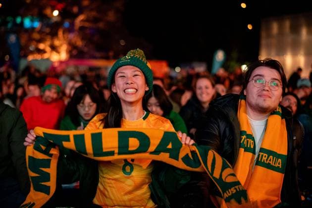 Fans jubeln ueber das Tor zum 1:0 fuer Australien, AUS, Fanfestival Sydney WWC23 im Tumbalong Park zum Spiel Australien vs Nigeria, FIFA Frauen Fussball Weltmeisterschaft Australien 2023, 27.07.2023 AUS, Fanfestival Sydney WWC23 im Tumbalong Park zum Spiel Australien vs Nigeria, FIFA Frauen Fussball Weltmeisterschaft Australien 2023, 27.07.2023 Sydney *** Fans cheer the goal to make it 1 0 for Australia, AUS, Fan Festival Sydney WWC23 at Tumbalong Park for the match Australia vs Nigeria, FIFA Womens World Cup Australia 2023, 27 07 2023 AUS, Fan Festival Sydney WWC23 at Tumbalong Park for the match Australia vs Nigeria, FIFA Womens World Cup Australia 2023, 27 07 2023 Sydney Copyright: xEibner-Pressefoto Memmlerx EP_MMR
